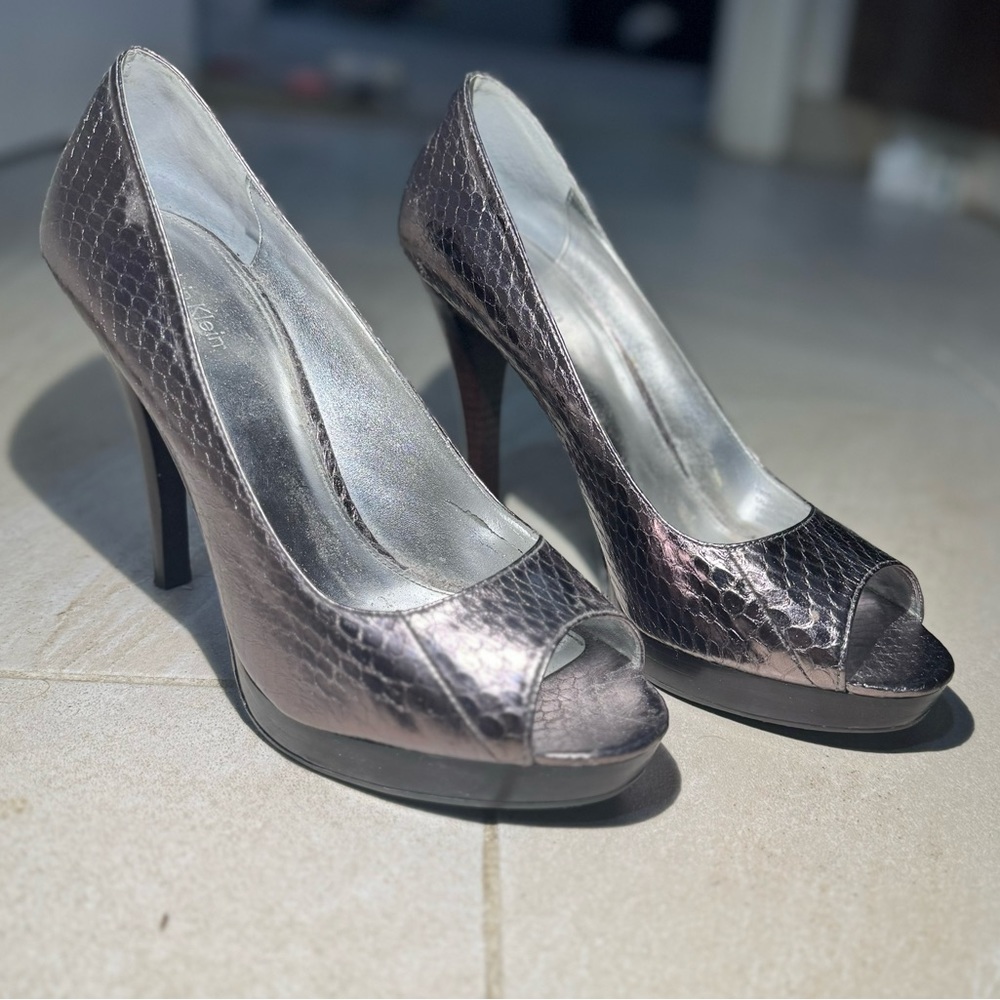 Calvin Klein Women’s Daliah Platform Peep Toe Pump Shoes Size 8 1/2 M Faux Snake